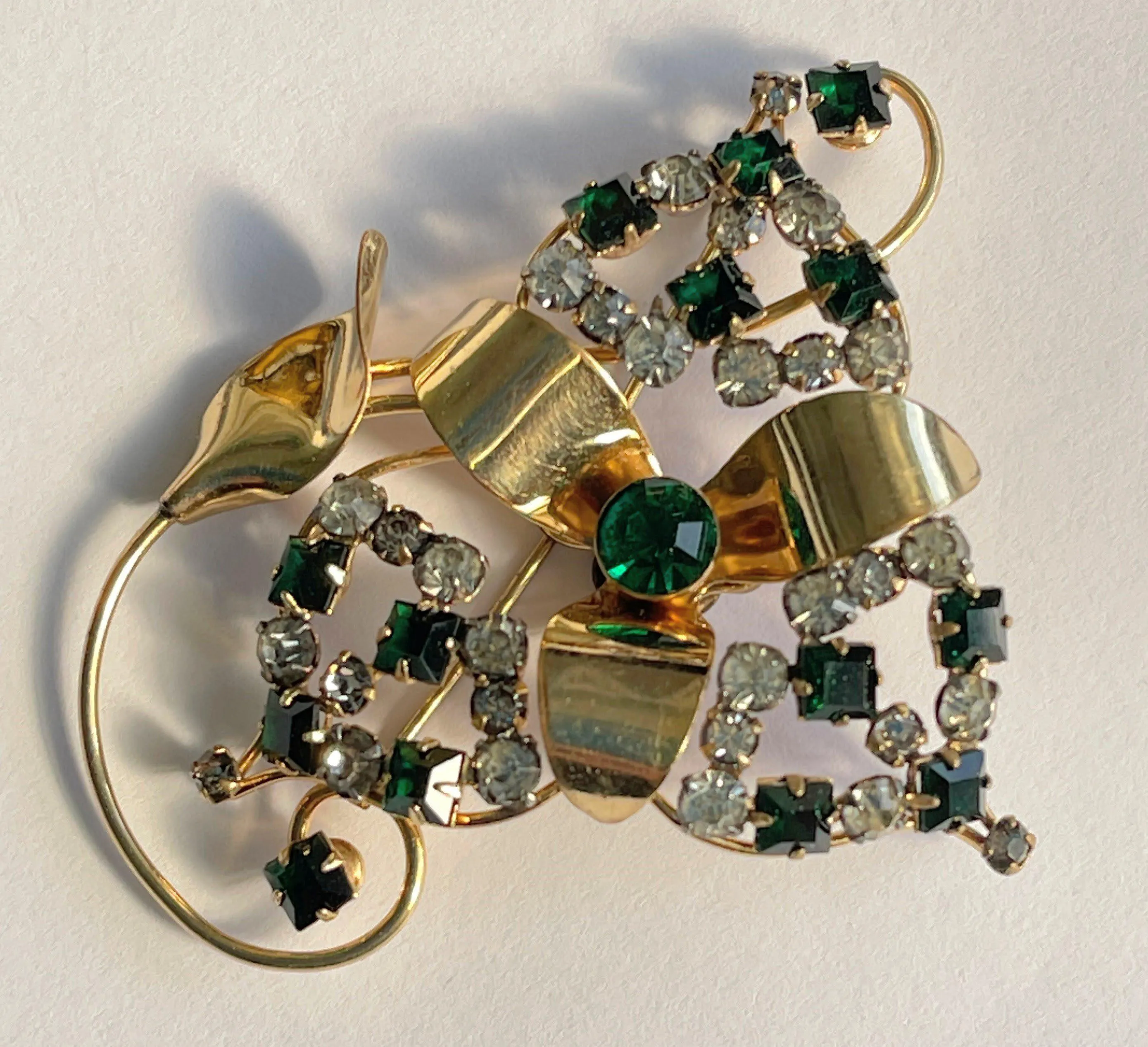 Harry Iskin USA 1940's Gold Filled Emerald Glass Rhinestone Brooch