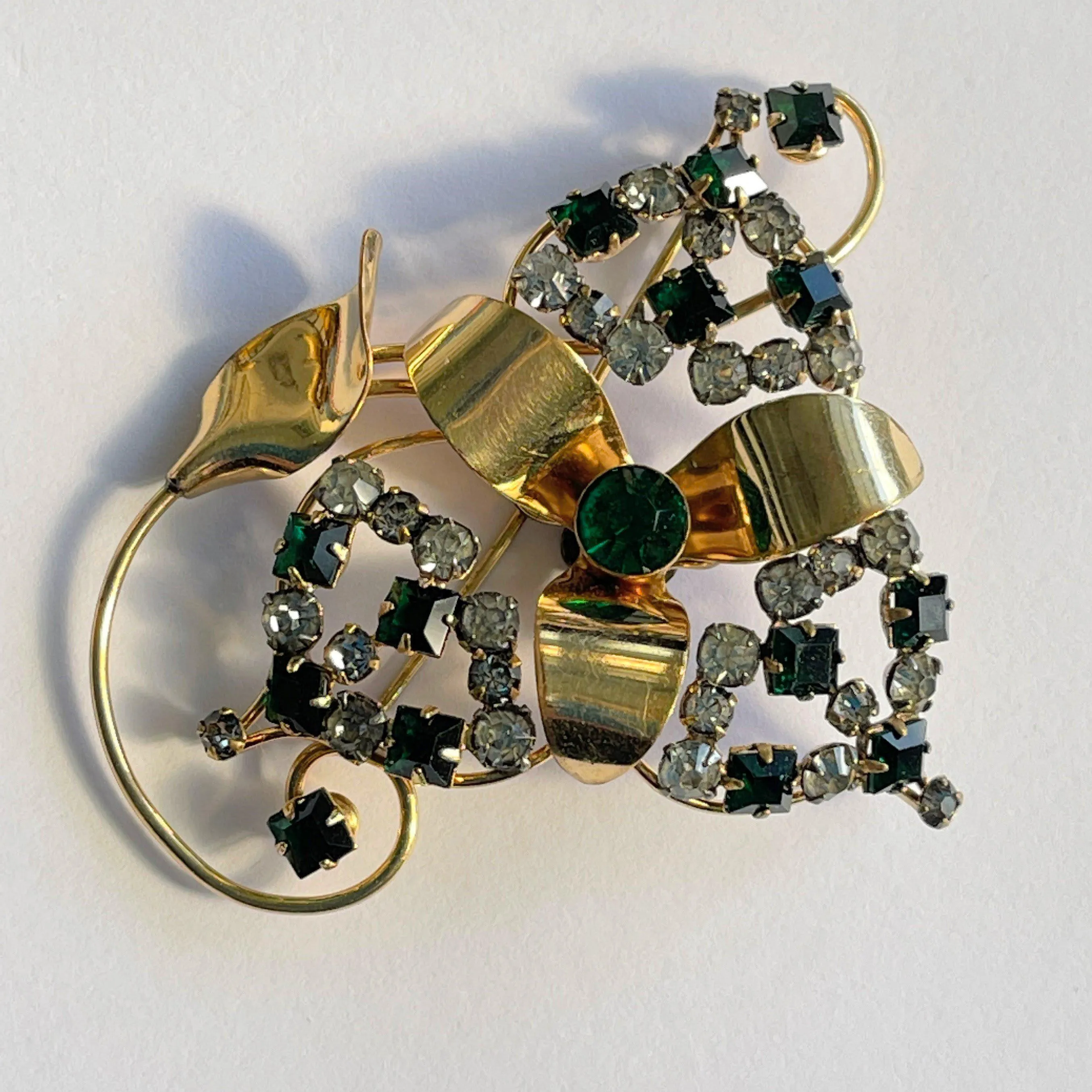 Harry Iskin USA 1940's Gold Filled Emerald Glass Rhinestone Brooch