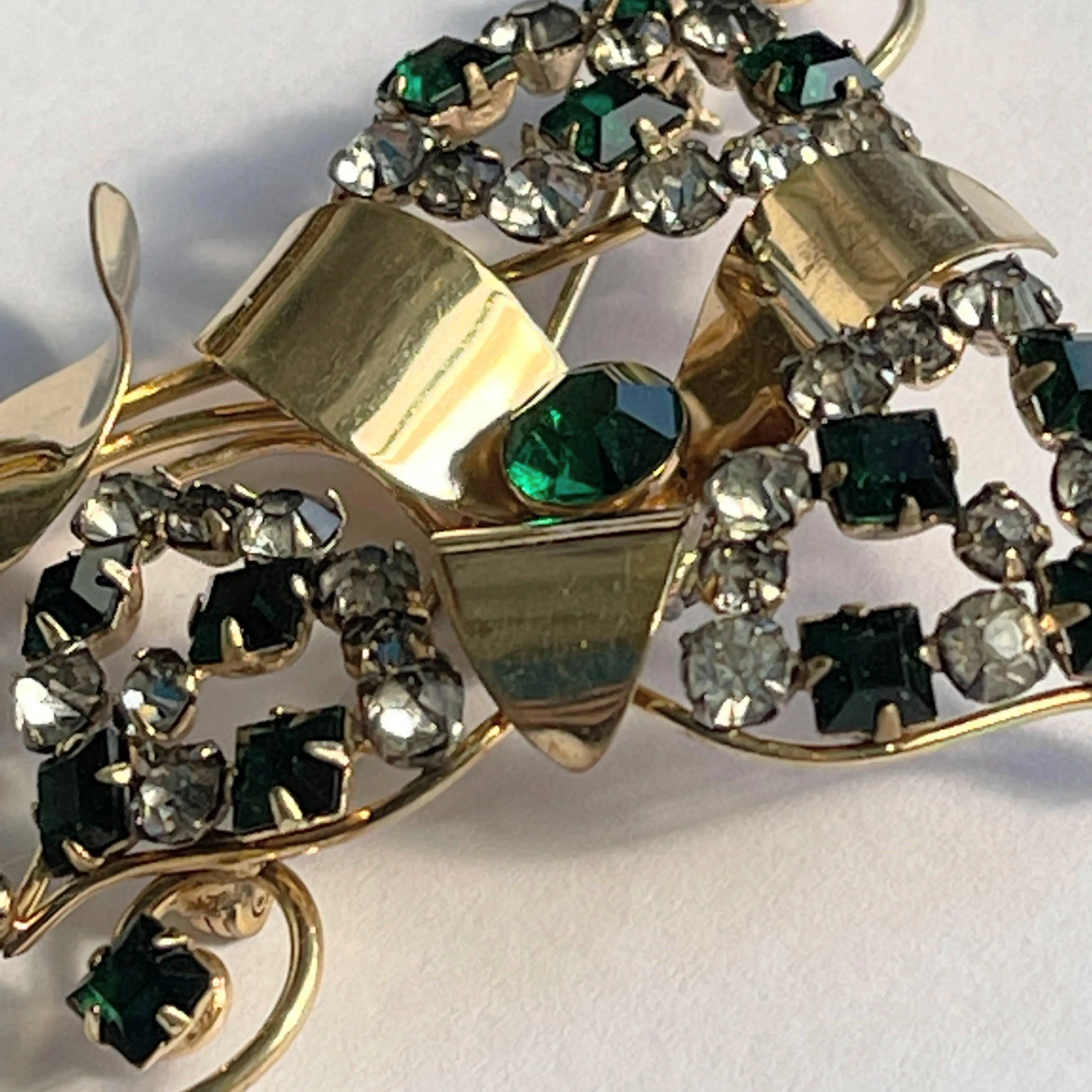 Harry Iskin USA 1940's Gold Filled Emerald Glass Rhinestone Brooch