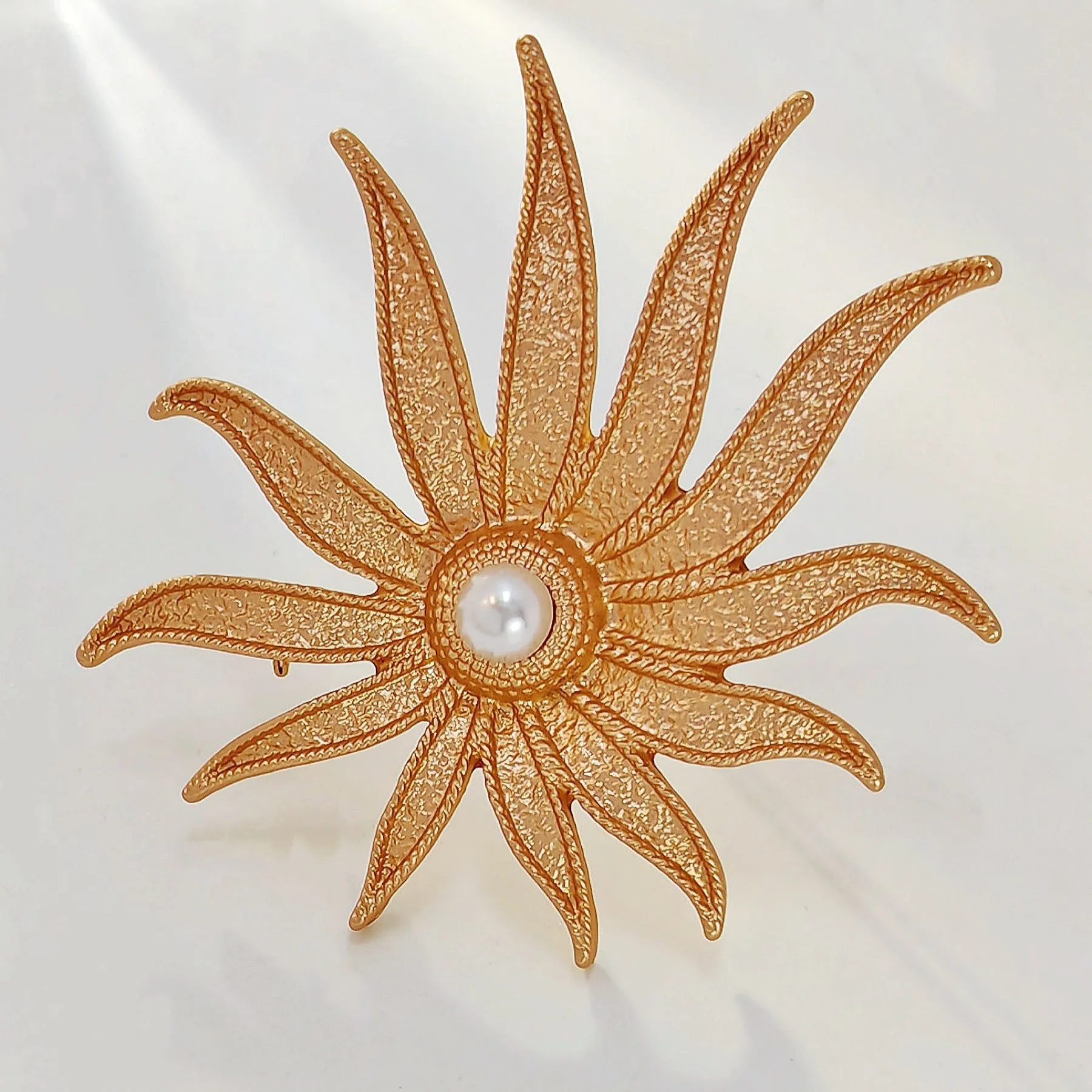 Minimalist Style Gold Texture Imitated Pearl Flower Brooch Pin Classy Jewelry