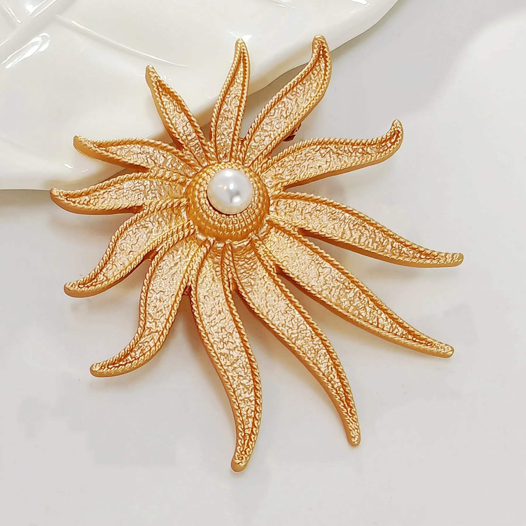 Minimalist Style Gold Texture Imitated Pearl Flower Brooch Pin Classy Jewelry