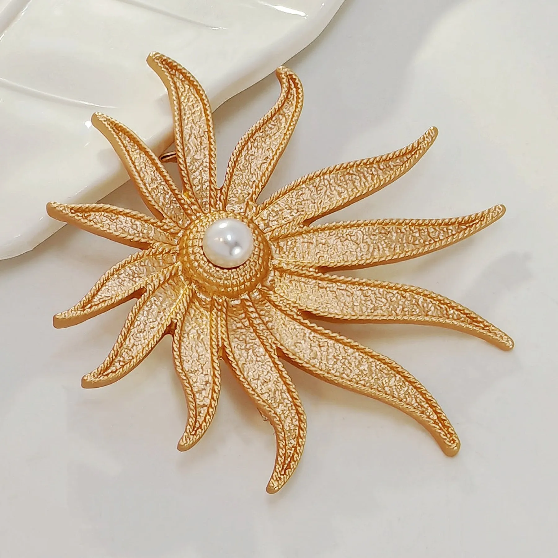 Minimalist Style Gold Texture Imitated Pearl Flower Brooch Pin Classy Jewelry