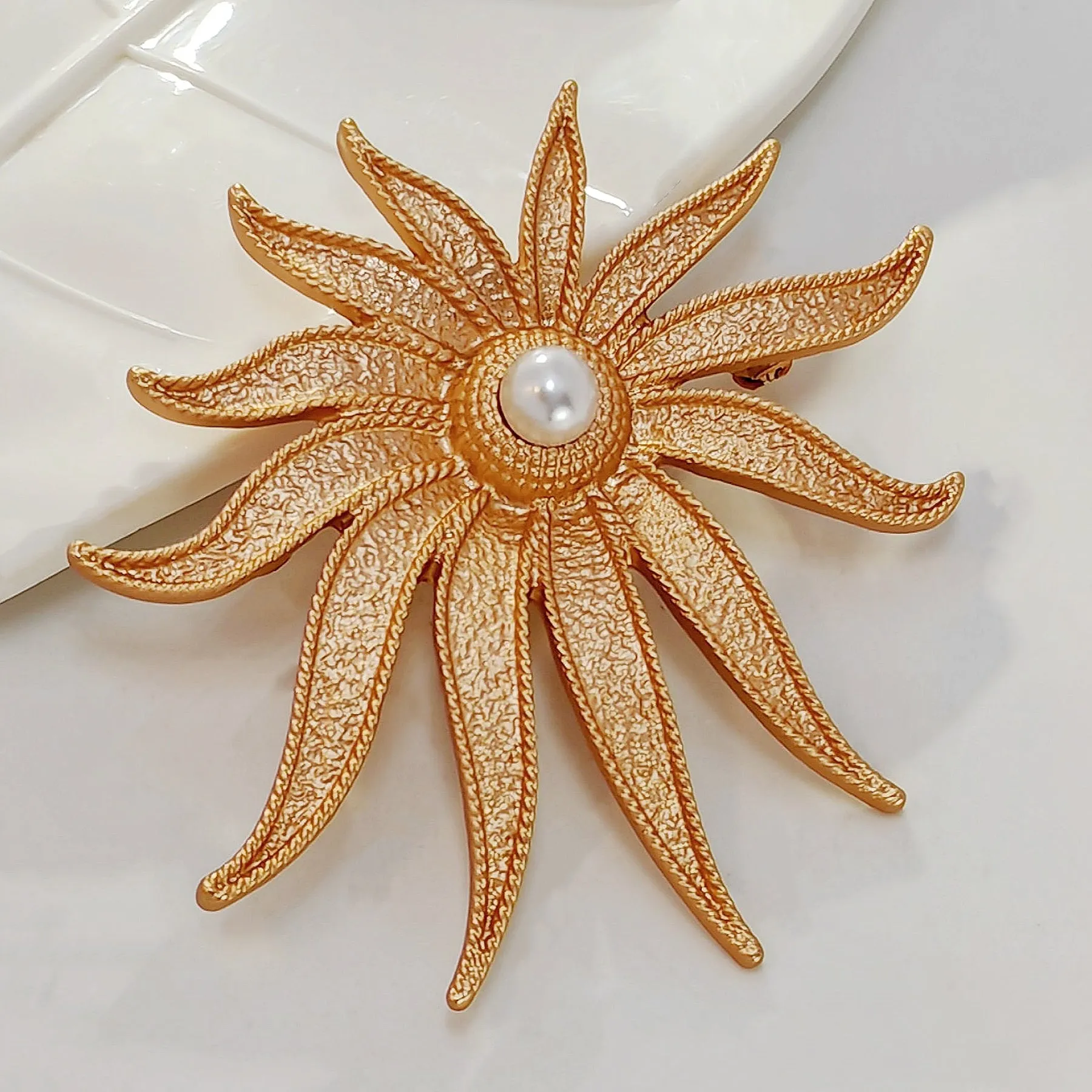 Minimalist Style Gold Texture Imitated Pearl Flower Brooch Pin Classy Jewelry