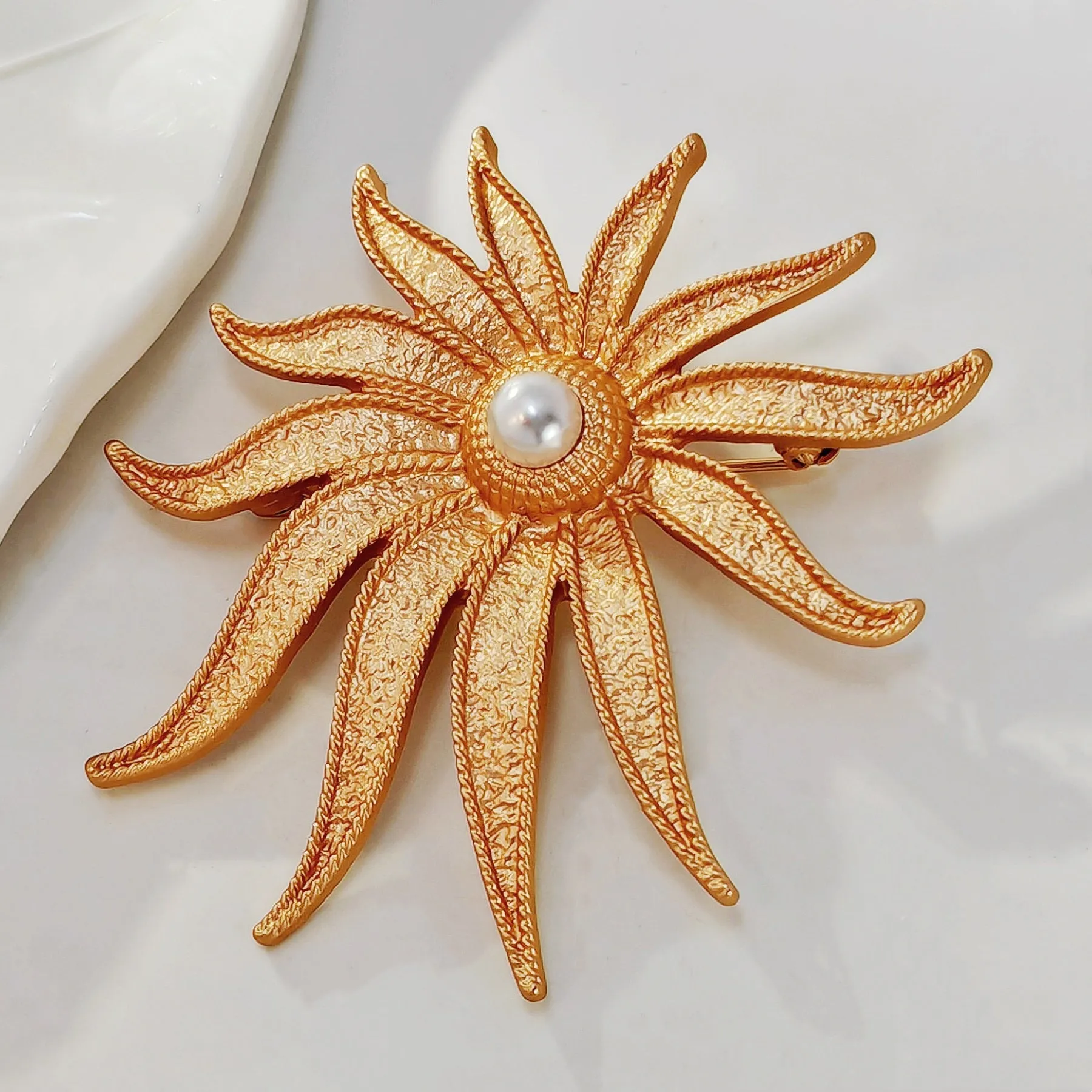 Minimalist Style Gold Texture Imitated Pearl Flower Brooch Pin Classy Jewelry