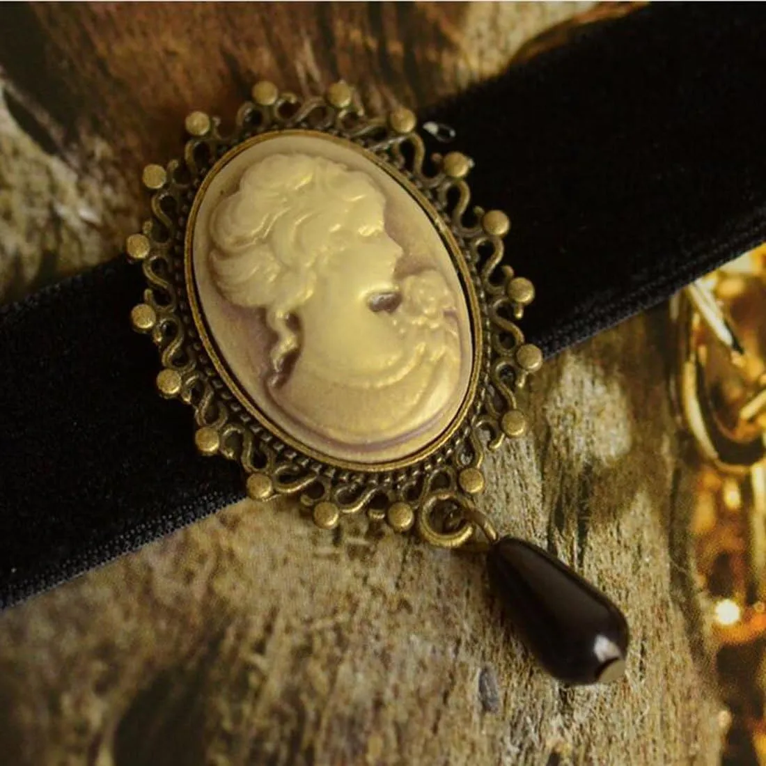 WUSUANED Fashion Retro Black Victorian Cameo Pearl Bead Velvet Choker Necklace